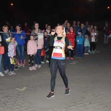 Nocne bieganie po placu targowym 