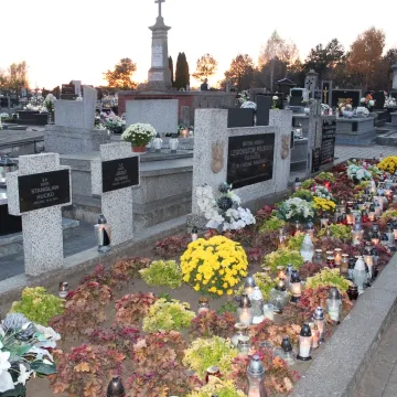 Kamieńsk: Ruch na cmentarzu w przeddzień Wszystkich Świętych