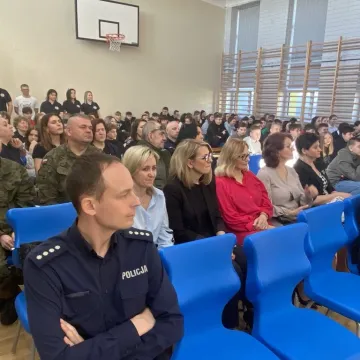 Foto budka, pokazy, poznawanie szkoły. Dzień  Otwarty w ZSP w Kamieńsku