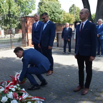 Kwiaty i zaduma w 86. rocznicę wybuchu wojny