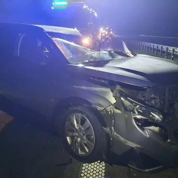 [AKTUALIZACJA] Autostrada A1. Osobówka najechała na pługopiaskarkę. Jedna osoba doznała licznych obrażeń ciała