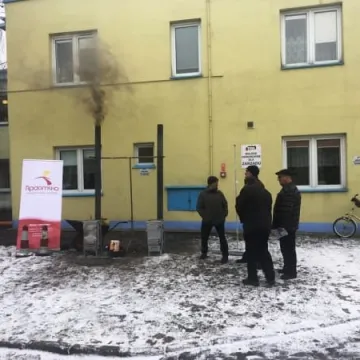 Pokaz ekologicznego palenia w piecu 