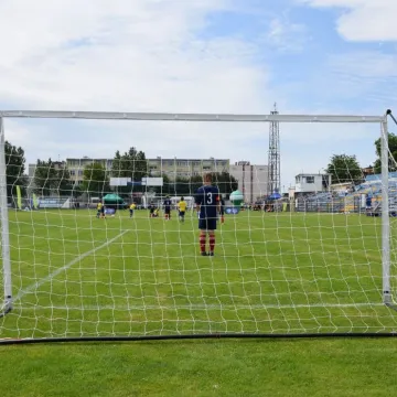 Mali piłkarze na dużej murawie