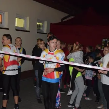 Nocne bieganie po placu targowym 