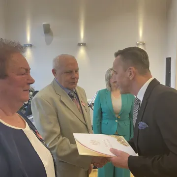 Sześć par uhonorowanych medalami za długoletnie pożycie małżeńskie