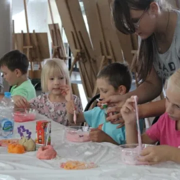 „Sensoryczne masy plastyczne”, warsztaty dla dzieci w MDK