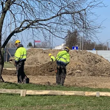 Wbito symboliczną łopatę. W Radomsku ruszyła budowa bloków SIM