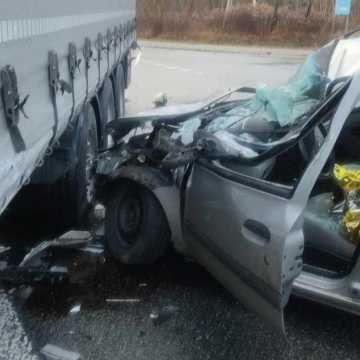 Kierowca ciężarówki wymusił pierwszeństwo. 22-latek został przewieziony do szpitala