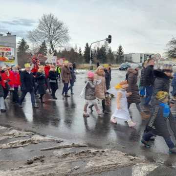 [WIDEO] Orszak Trzech Króli 2025 w Radomsku. „Kłaniajcie się królowie!”