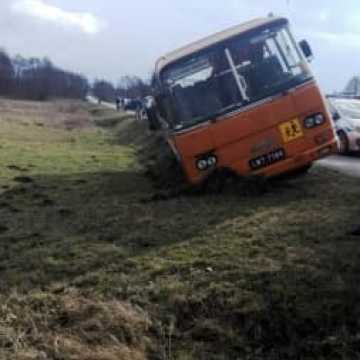 Szkolny autobus znalazł się w rowie 