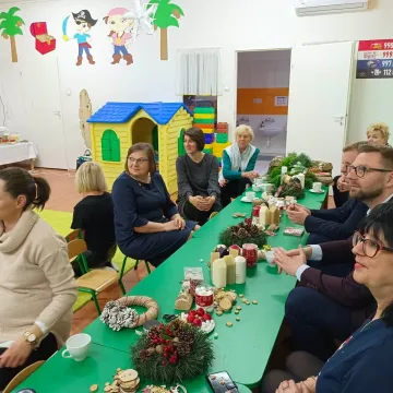 Przedszkolaki z PP nr 10 w Radomsku robiły świąteczne stroiki