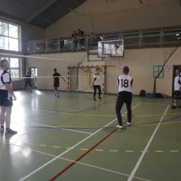 Samorządowcy grali w siatkówkę