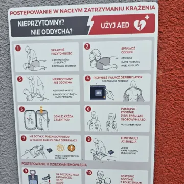 Gmina Kamieńsk z kolejnym AED. Defibrylator zamontowano w Gorzędowie