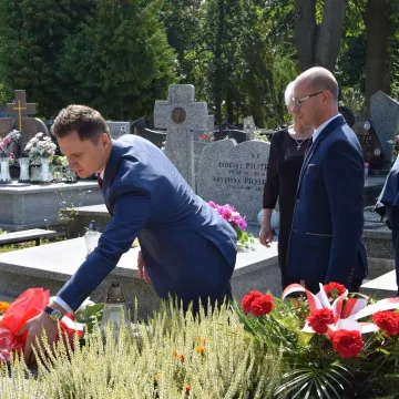 Kwiaty i zaduma w 86. rocznicę wybuchu wojny