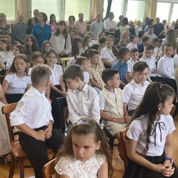 Zasłużone wakacje. Uczniowie „Jedynki” uroczyście zakończyli rok szkolny