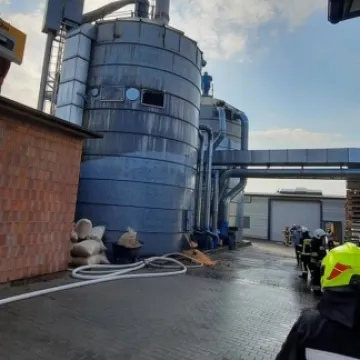 Pożar silosów w Strzałkowie. 50 pracowników ewakuowanych