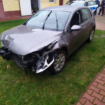 Pijany kierowca wjechał w kapliczkę i uciekł