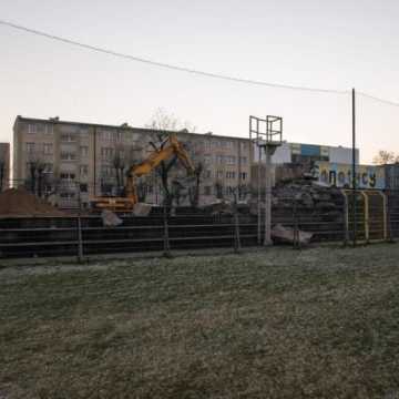 Wyburzanie trybuny na stadionie RKS Radomsko