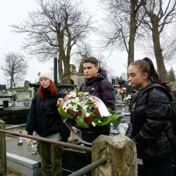 Uczniowie I LO w Radomsku upamiętnili rocznicę śmierci patrona szkoły