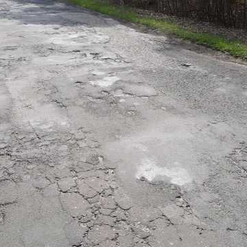 Dziurawa droga w gminie Masłowice. Doraźne łatanie nie pomaga