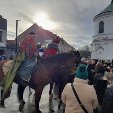 [WIDEO] Orszak Trzech Króli 2025 w Radomsku. „Kłaniajcie się królowie!”