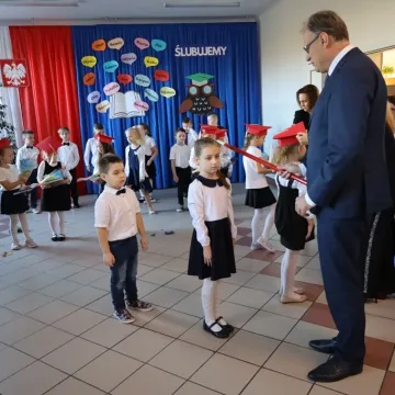 Pierwszoklasiści z PSP 10 w Radomsku złożyli ślubowanie