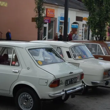 Maluchy, Łady i Cadillaki - wystawa samochodów przed Muzeum Regionalnym w Radomsku