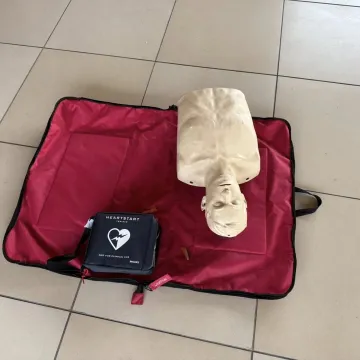 AED już dostępny na budynku OSP Pławno