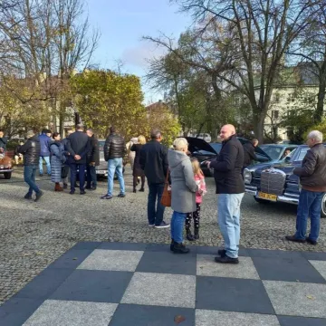 Zlot i parada zabytkowych samochodów w Święto Niepodległości w Radomsku
