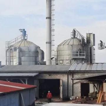 Pożar silosów w Strzałkowie. 50 pracowników ewakuowanych