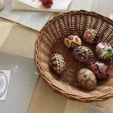 Powrót do korzeni. Uczestnicy warsztatów tworzyli pisanki batikowe w Muzeum Regionalnym w Radomsku