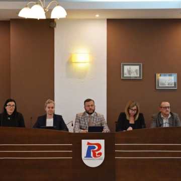 Zarząd Powiatu Radomszczańskiego: konkurs na stanowisko dyrektora I LO w Radomsku został przeprowadzony zgodnie z prawem