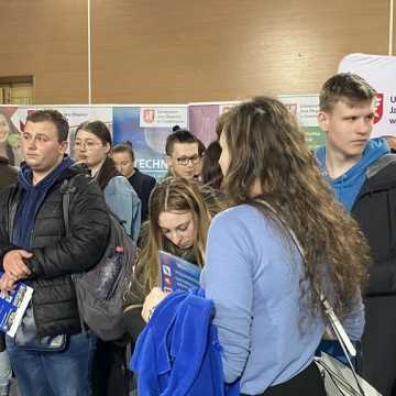 Tłumy maturzystów na targach w II LO w Radomsku