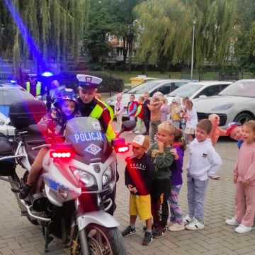 Policjanci z Radomska uczą przedszkolaków zasad bezpieczeństwa na drodze