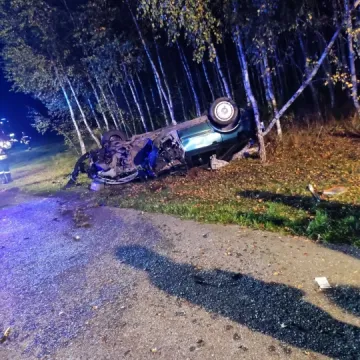 44-latka była reanimowana. Wjechała samochodem w drzewo