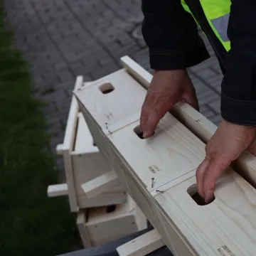 W Radomsku trwa montaż budek lęgowych dla jerzyków