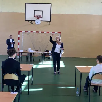 Polski na pierwszy ogień. Ósmoklasiści zaczynają egzaminy