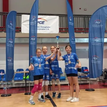 Siatkarska rywalizacja w hali powiatowej