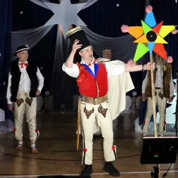 Szkolna sala zamieniła się w koncertową scenę. Noworoczne kolędowanie w Gidlach