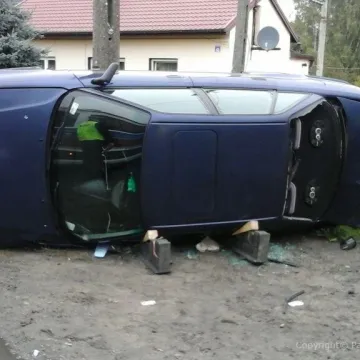 Józefów: samochód przewrócił się i wjechał w ogrodzenie