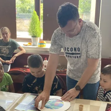 Emocje i wiosna na warsztatach kartonowych w Muzeum Regionalnym w Radomsku