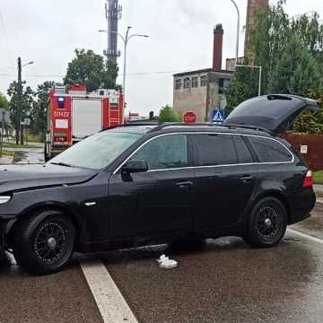 Na ul. Sucharskiego w Radomsku kierująca BMW uderzyła w przydrożny słup