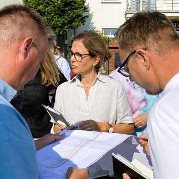 Przedsiębiorcy i mieszkańcy ul. Pajdaka w Radomsku skarżą się na małą ilość miejsc parkingowych