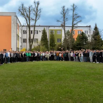 Chlebem i solą powitała społeczność ZSE-E w Radomsku nowego-starego dyrektora