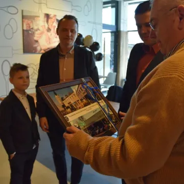 Kamieńsk z nowy centrum handlowym w centrum miasta