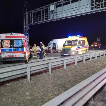 Bus uderzył w ciężarówkę. Jedna osoba trafiła do szpitala