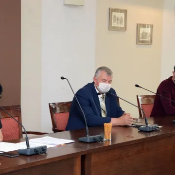 Mieszkańcowi Radomska przeszkadzają jeżdżące pociągi. Poskarżył się na starostę