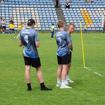 Mali piłkarze na dużej murawie