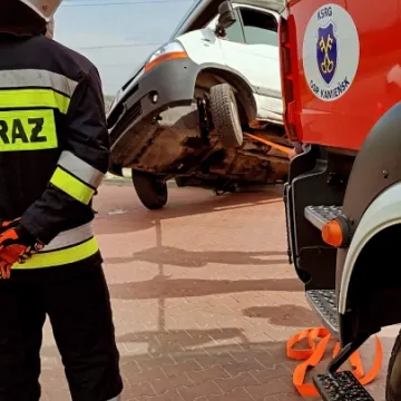 Samochód stoczył się do oczka wodnego