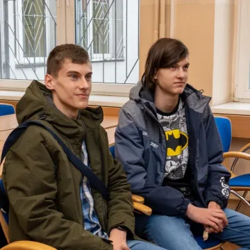 Elektryk kusił ósmoklasistów